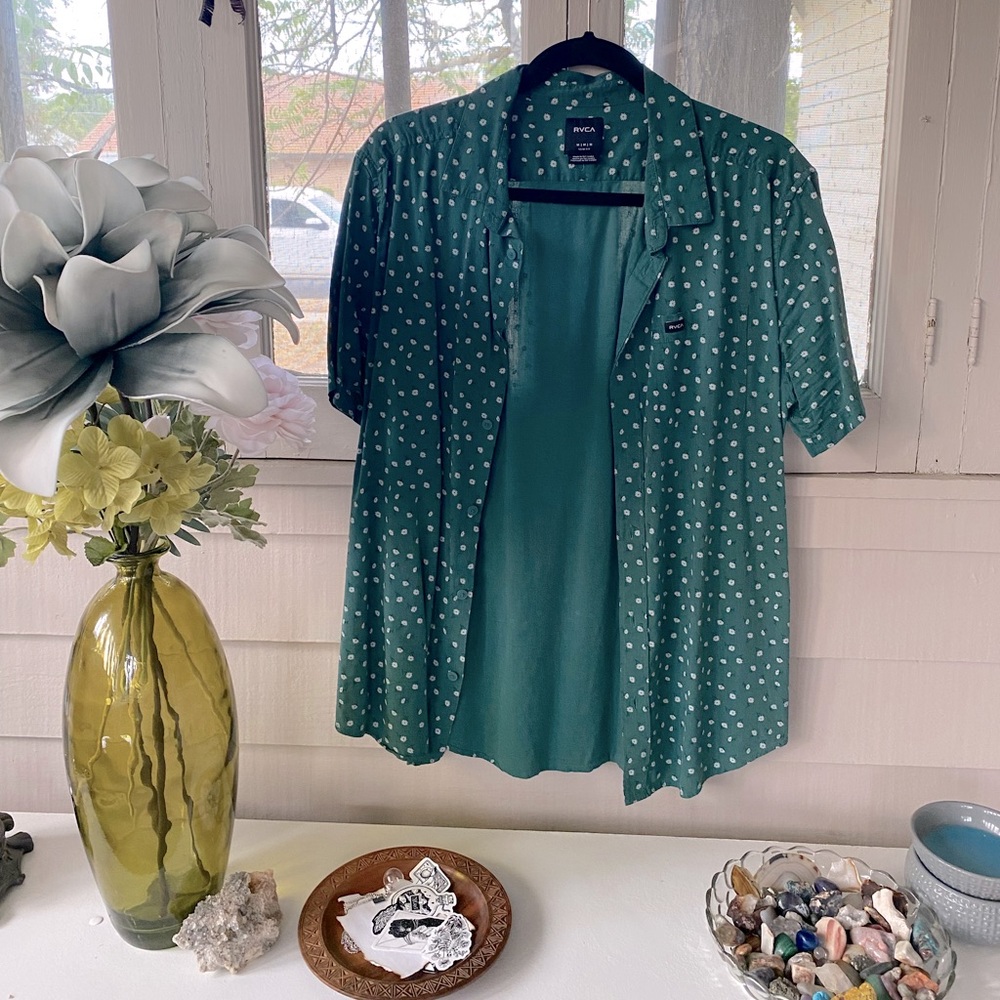 RVCA Floral Daisy Patterned Button Up Men’s size M